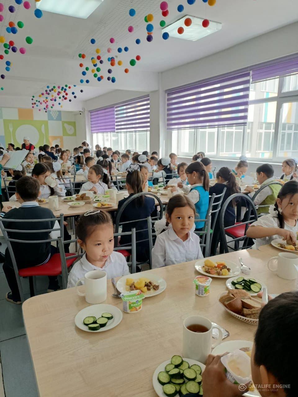 Оқушылардың тамақтану сәтінен