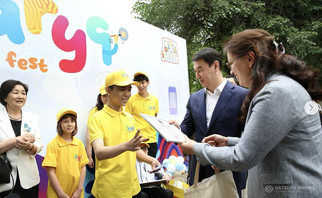 ҚҰТТЫҚТАЙМЫЗ!10-сынып оқушысы Қайрат Әбдірахман Алматы қаласы әкімінің алғыс хатымен марапатталып, сыйлыққа iPad алды!