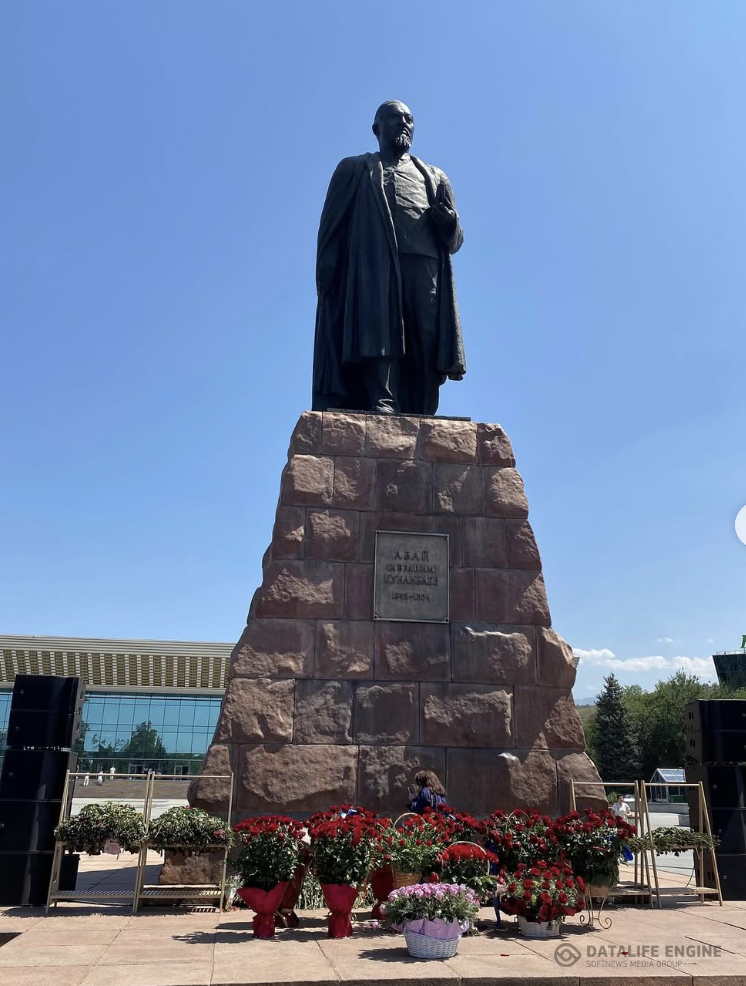 Ұлы ақын Абай Құнанбайұлының 180 жылдығына орай №174 мектеп-гимназияның мұғалімдері ұлы ойшылдың ескерткішіне гүл шоқтарын қойып, ақынды құрметпен еске алды.