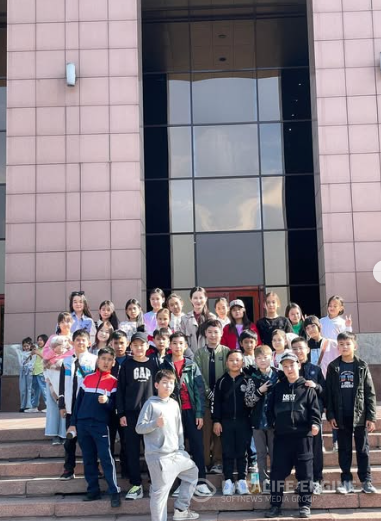 Оқушылар театрда